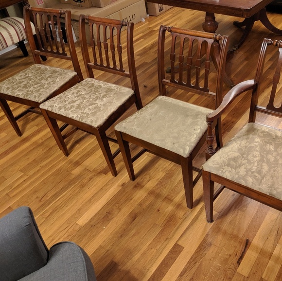 Dining room table - Picture 2 of 4